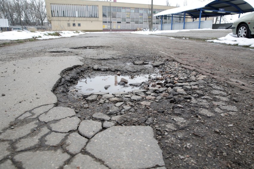 Mieszkańcy Tatar poczekają jeszcze na nowy parking. Inwestycja przy dworcu PKP za droga na kieszeń miasta