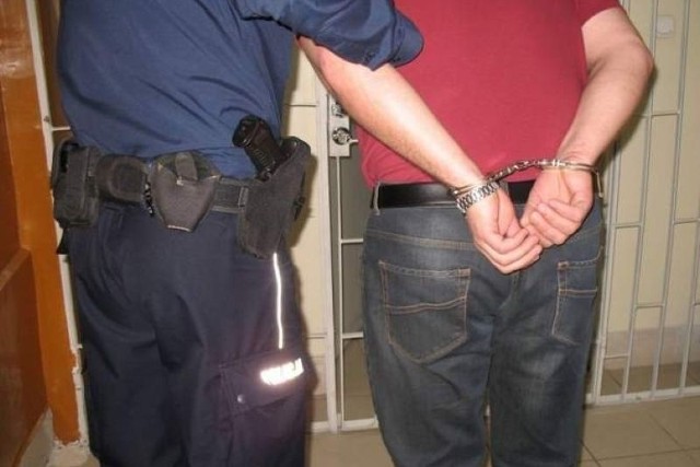 17-letni Piotr P. dokonał kradzieży z włamaniem. Został zatrzymany przez policję.