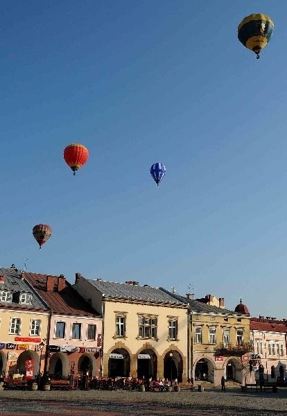 Zawody balonowe w KrośnieW Krośnie trwają X Górskie Zawody Balonowe.