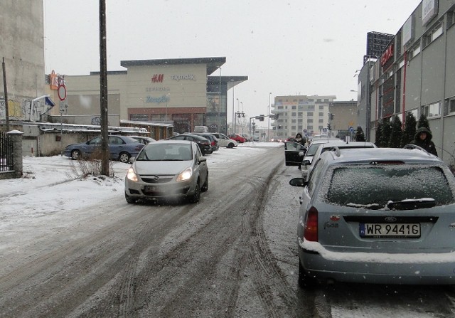Śnieg przykrył wyrwy w ulicy, ale ulica Czysta w Radomiu nadaje się do generalnej modernizacji