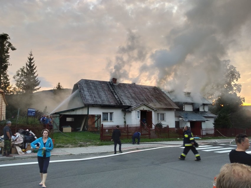 Groźny pożar w Wysowej-Zdroju mógł zagrozić cerkwi św. Michała Archanioła. Strażacy walczyli z ogniem 10 metrów od świątyni [ZDJĘCIA]