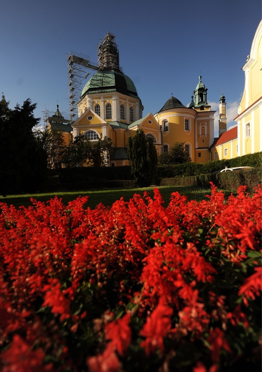 Gostyńską bazylikę wzniesiono na wzniesieniu morenowym,...