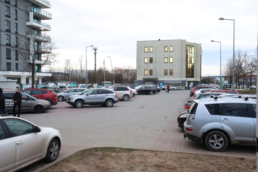 Ludzie ruszyli na sylwestrowe zakupy. Pełne parkingi przed marketami w Kielcach. Zobaczcie zdjęcia