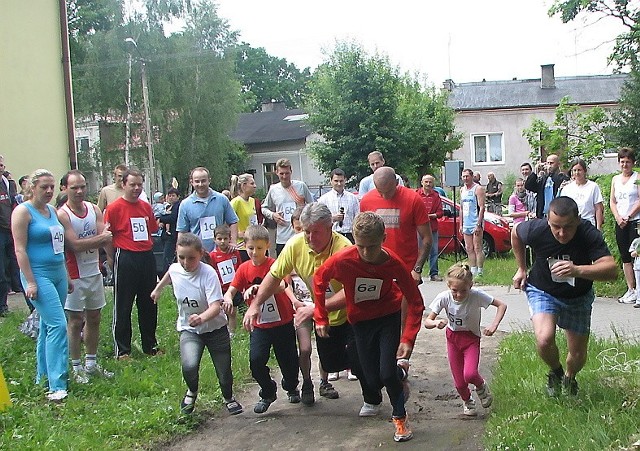 Rodziny startowały w sztafetach. Na zdjęciu start pierwszej grupy.