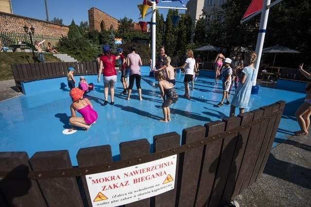 Dla większego bezpieczeństwa dzieci na wodnym placu zabaw pojawi się mata antypoślizgowa