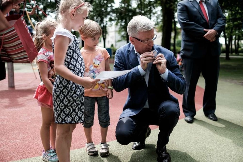 Podczas uroczystego otwarcia osoby zaangażowane w odnowienie...