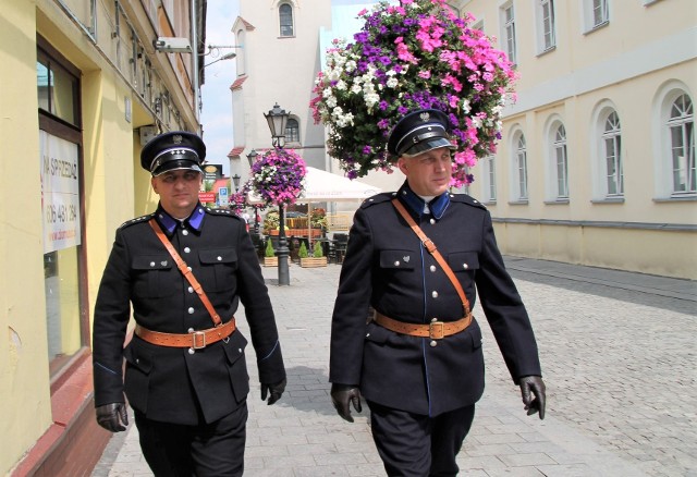 Członkowie Grupy Rekonstrukcji Historycznej Posterunek Policji Państwowej w Oświęcimiu w przedwojennych mundurach na ulicach Starego Miasta