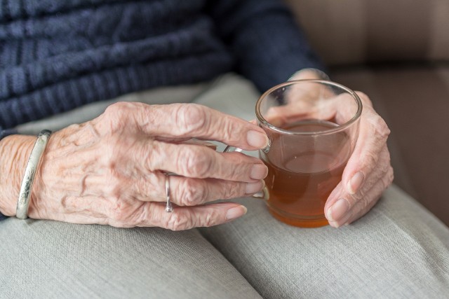 Opiekunki pomogą seniorom w codziennych czynnościach, np. zrobią herbatę czy ugotują obiad