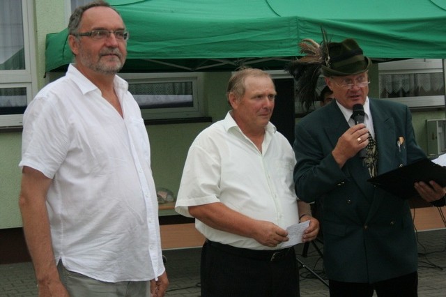 - Boisko przy szkole zmieni wizerunek centrum wsi - mówi wójt Jerzy Rabeszko (z lewej)