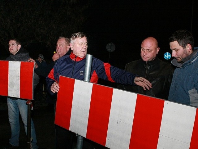 W zdjęciu barierek burmistrzowi Tadeuszowi Dubickiemu (w środku) pomagali urzędnicy i wykonawcy. Od 17.30 kierowcy mogą przejeżdżać samochodami przez most.