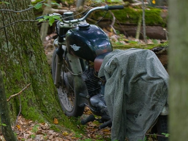 Andrzej Staśkowiak podczas naukowych badań w rezerwacie ścisłym Świnia Góra spotkał... zaparkowany motocykl. Łamanie przepisów o ochronie środowiska to niestety codzienność w naszych lasach.