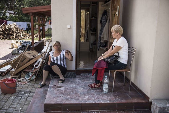 Anna Makowska (z lewej) przed domem w Zawałach rozmawia z Jolantą Hajdas, pracownikiem socjalnym.