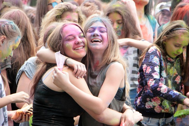 AKTUALIZACJA. IMPREZA ZOSTAŁA PRZEŁOŻONA NA 30 CZERWCA. Najbardziej kolorową  imprezą rozpoczynającą wakacje będzie Holi Festival Poland na  plaży „Delfin” nad Rudnikiem. Będzie okazja, aby przy muzyce serwowanej przez didżejów,  obsypywać się kolorowymi proszkami. Zabawa przy tym jest świetna. Impreza będzie trwała w sobotę od g. 15 do 21. Wstęp  bezpłatny, ale kilka złotych trzeba mieć na zakup kolorowych proszków. Uwaga: nie można przynosić własnych proszków!