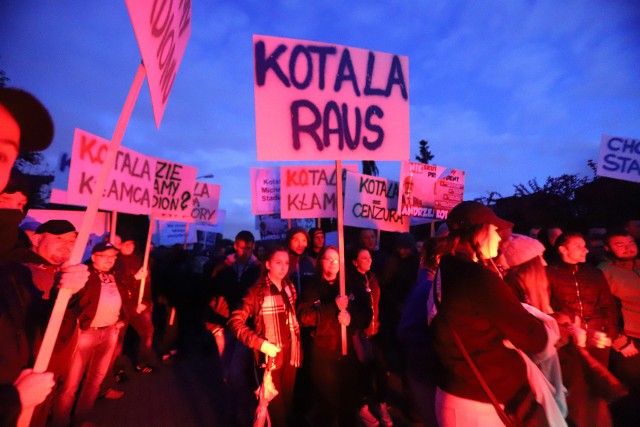 Kibice Ruchu protestujący pod domem prezydenta Kotali