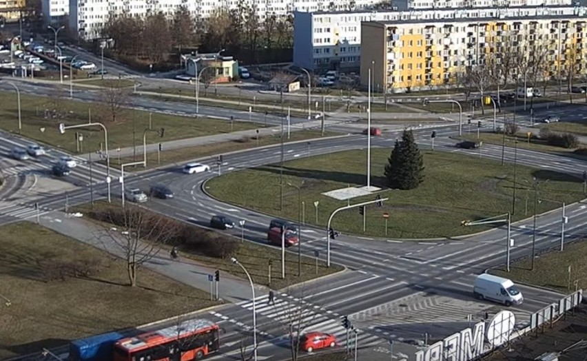 Stalowa Wola. Kierowca wjechał w Aleje Jana Pawła II pod prąd. Było o krok od poważnego wypadku (ZDJĘCIA, WIDEO)