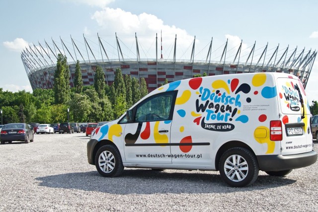 Po kraju jeździ 5 wymalowanych w barwy akcji "Deutsch Wagen Tour" volkswagenów