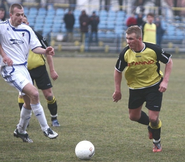 Piotr Białek (z piłką) prawdopodobnie zagra na prawej obronie za Bartosza Zawadzkiego.