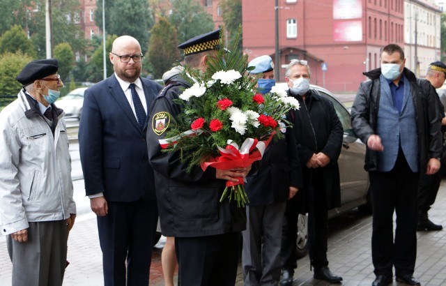 27 września obchodzimy 81. rocznicę powstania pierwszych struktur Polskiego Państwa Podziemnego – Służby Zwycięstwu Polski. Z tej okazji o godzinie 10  złożono kwiaty i zapalono znicze przy tablicy pamiątkowej grudziądzkiego Inspektora SZP-ZWZ porucznika Zygmunta Koźlikowskiego, znajdującej się przy ulicy Focha, oraz przy Pomniku rtm. Witolda Pileckiego – jednego z głównych założycieli Tajnej Armii Polskiej. 27 września wiąże się także z powstaniem Szarych Szeregów. By uczcić ten dzień zapalono znicze i złożono kwiaty przy pomniku porucznika i harcerza Tadeusza Maślonkowskiego.