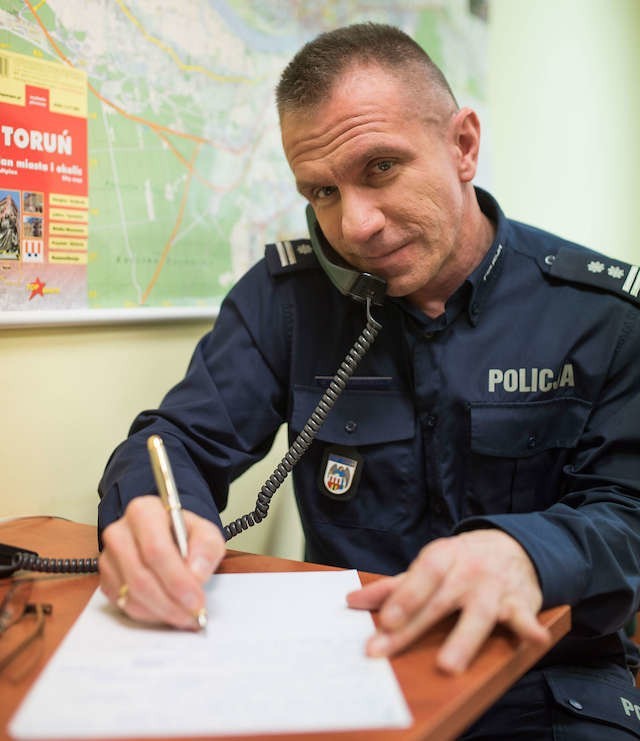 Mł. insp. Maciej Lewandowski przez trzy godziny w redakcji „Nowości” odbierał telefony od Czytelników.