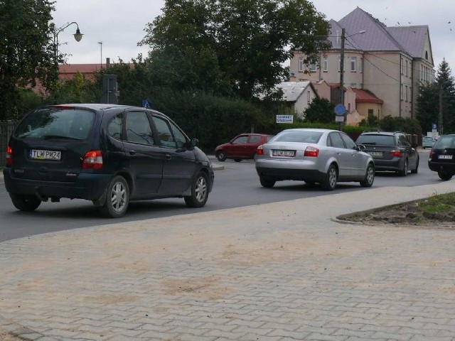 Kierowcy, jadący ulicą Wiśniową zyskali dodatkowy pas skrętu w prawo w ulicę 1 Maja. Czy to rozwiązanie rozładuje korki na tym skrzyżowaniu, które tworzą się w godzinach szczytu?