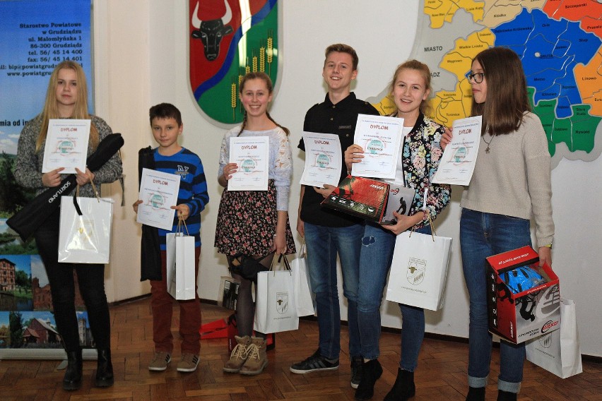 Laureaci konkursu w kategorii gimnazjaliści (od lewej):...