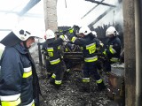 Pożar stodoły w Porębie Spytkowskiej wywołany jednym feralnym uderzeniem pioruna, straty to ok. 200 tys. zł