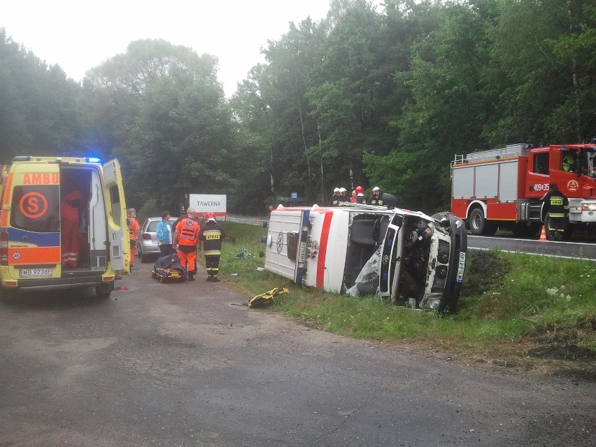 Wypadek karetki pod Bełchatowem. Cztery osoby ranne [ZDJĘCIA+FILM]