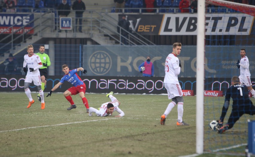 Derby Śląska przerwane, potem zakończone. Kibice Górnika...