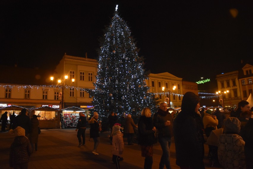 Rybnik: Choinka już świeci, na Rynku pojawił się Mikołaj