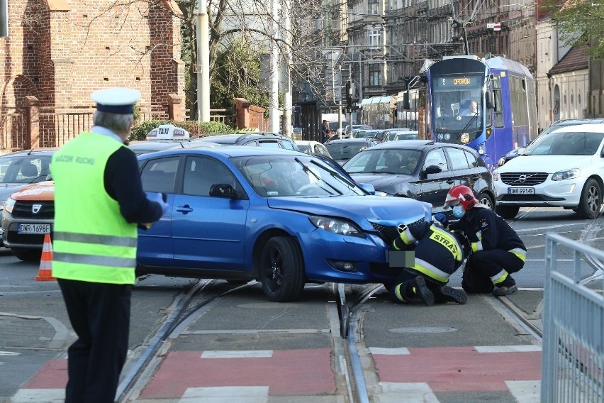 Wypadek trzech samochodów na pl. Wróblewskiego. Zablokowane torowisko 
