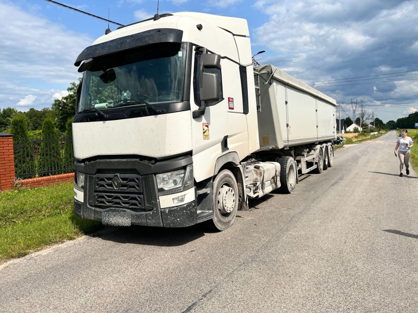 Zderzenie osobówki z ciężarówką w gminie Piekoszów. Zobacz zdjęcia