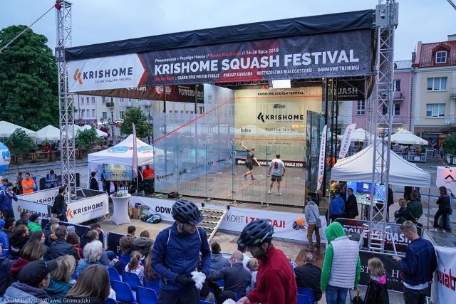 Pierwszy dzień Krishome Squash Festival w Białymstoku za nami. Zobaczcie jak grał Piotr Misiło - rekordzista Guinnessa, który w 2015 r. rozegrał aż 100 meczów w ciągu 18 godzin, a także inni zawodnicy. Warto przyjść na Rynek Kościuszki, żeby na własne oczy zobaczyć wyjątkowy przeszklony kort.