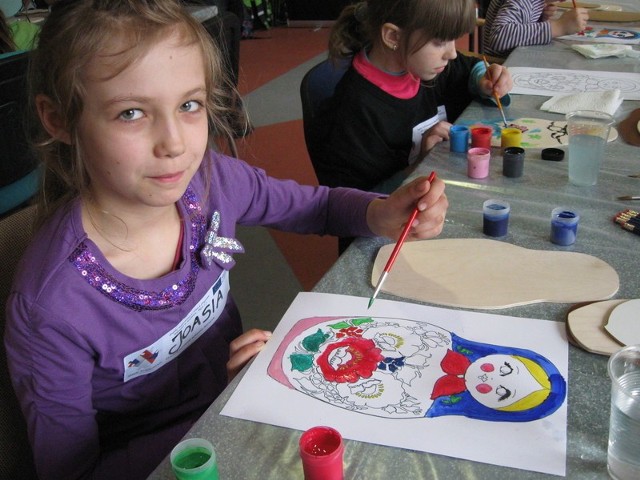Matrioszki malowała dzisiaj m.in. Joasia ze szkoły podstawowej w Szalejowie Górnym.