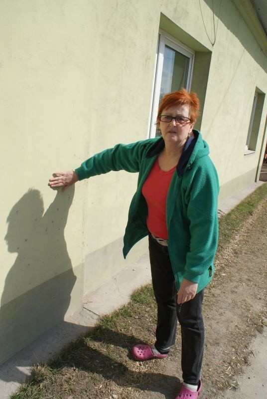 Barbara Skomra pokazuje na brudną ścianę swojego domu. –...