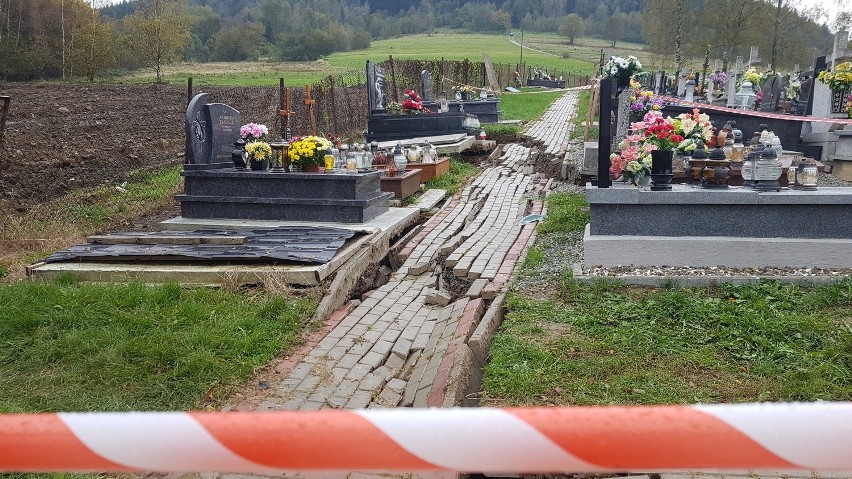 Tak wygląda część osuwiska ziemi na cmentarzu w Stryszawie....