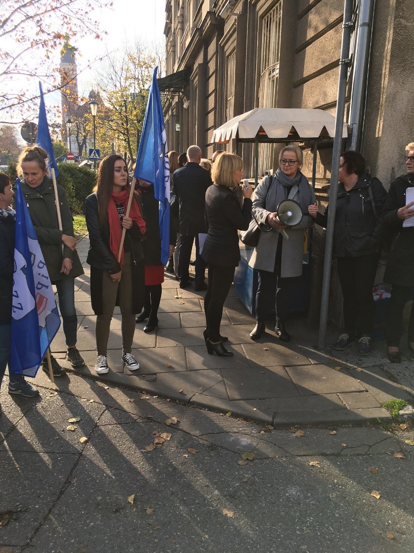 Kraków. Pikieta pielęgniarek przed budynkiem Szpitala Uniwersyteckiego [ZDJĘCIA]