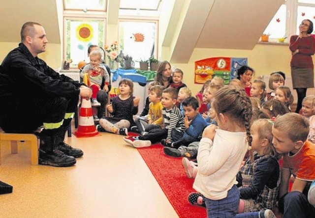 Strażacy opowiedzieli maluchom o tym, czym się zajmują