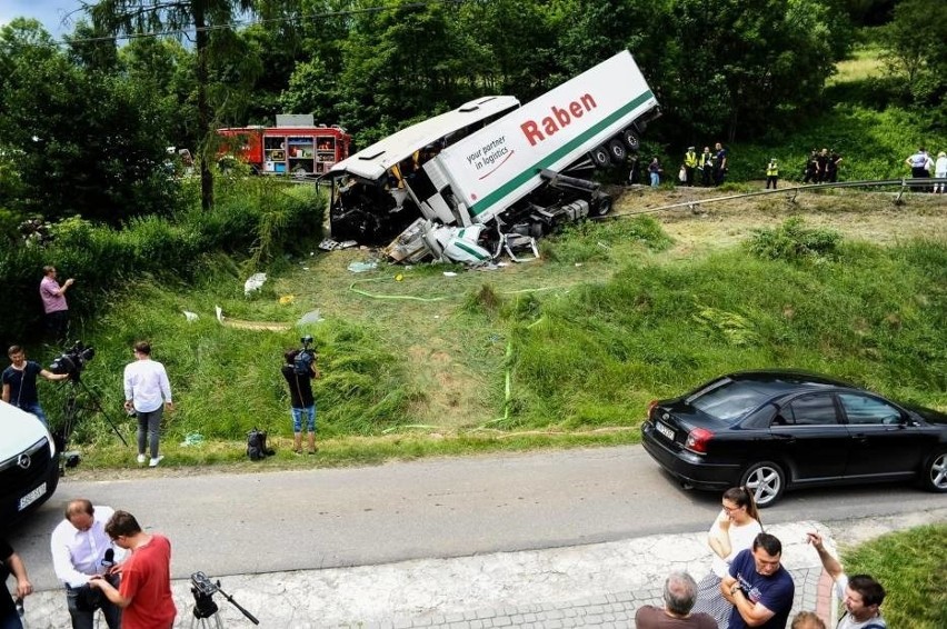 Wypadek w Tenczynie [09.06.18]. Minister uhonoruje Dominika. "Wybił szybę i wyprowadził kolegów z autokaru"