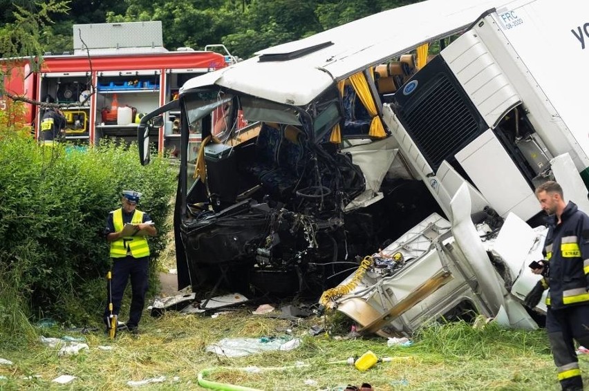 Wypadek w Tenczynie [09.06.18]. Minister uhonoruje Dominika. "Wybił szybę i wyprowadził kolegów z autokaru"