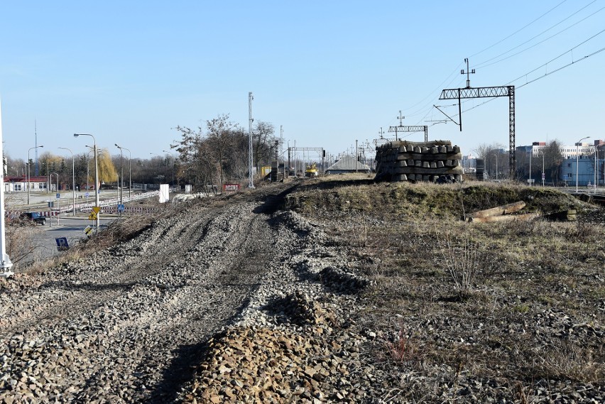 Prace na wiadukcie przy stacji Opole Wschodnie są prowadzone...