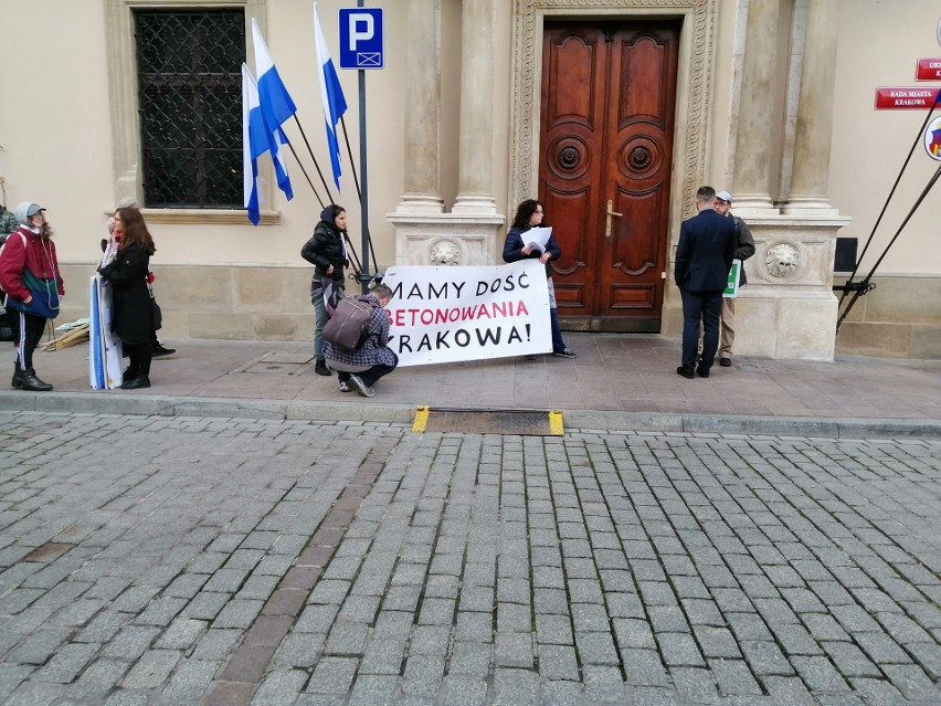 Protest przeciw "betonizacji Krakowa" pod urzędem miasta