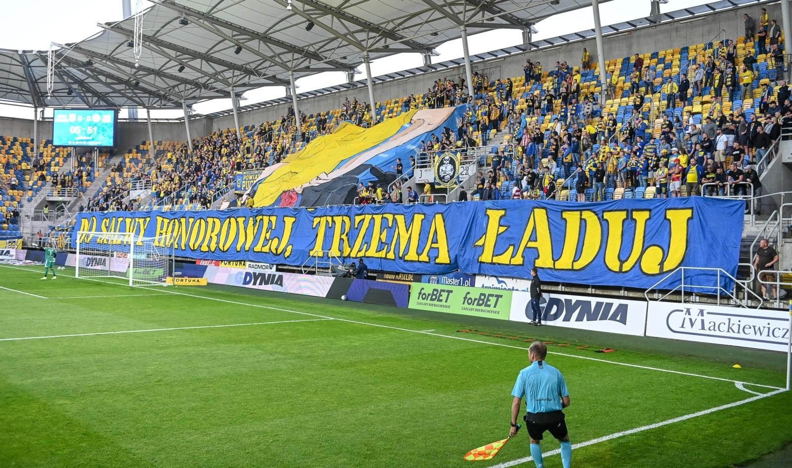 Kibice na stadionie przy Olimpijskiej podczas barażowego ...