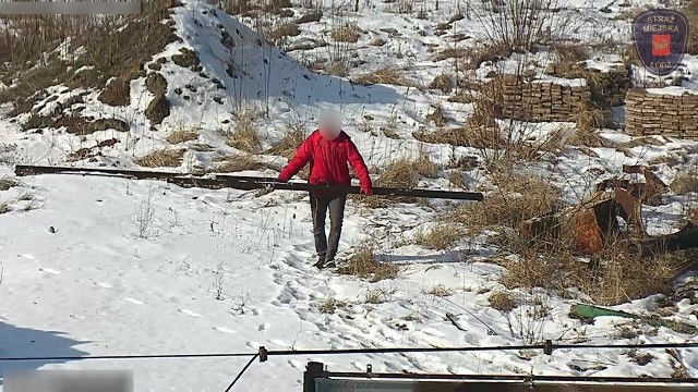 Operator monitoringu dostrzegł, że dw&oacute;ch mężczyzn kradnie metalowe elementy z ogrodzonego terenu na ul. Piotrkowskiej nieopodal pl. Reymonta. 