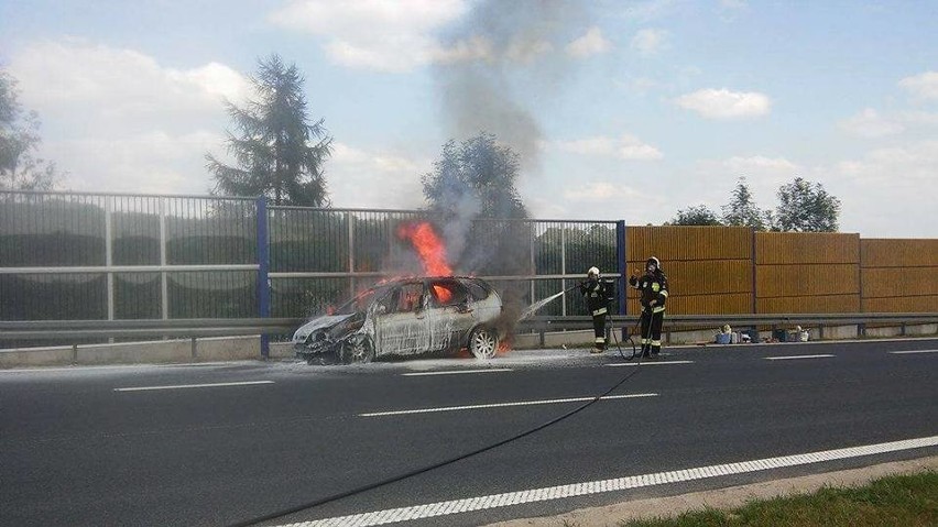Chrzanów. Auto spłonęło na autostradzie [ZDJĘCIA]