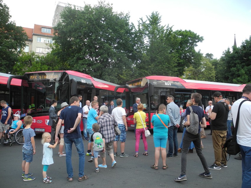 Stargard. Nowe autobusy już na trasach. Wyjechały z placu Wolności [ZDJĘCIA, WIDEO]