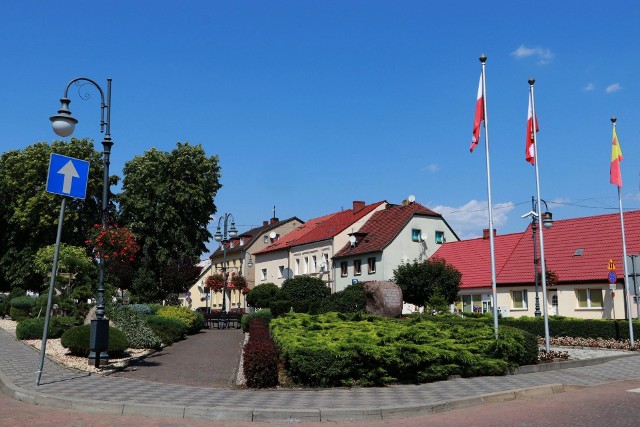 Centralnym punktem Pszczewa jest rynek, na którym  odbywają się m.in. znane w regionie jarmarki rękodzieła ludowego. Możemy tam odpocząć na ławeczkach wśród krzewów ozdobnych, a historię miejscowości poznamy w muzeum Dom Szewca.