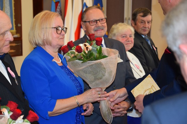 Za nami kolejne święto par z gminy Żnin. Medale nadane przez prezydenta RP, a wręczone przez burmistrza Żnina, otrzymali państwo Aniela i Zbigniew Bodenszac ze Żnina, Halina i Sylwester Janka z Kaczkowa, Teresa i Henryk Karczyńscy ze Żnina, Grażyna i Zygmunt Kujawa ze Żnina, Zofia i Roman Skibińscy ze Żnina oraz Krystyna i Franciszek Starczewscy z Redczyc. Wszyscy wymienieni jubilaci spotkali się w auli Urzędu Miejskiego. Po udekorowaniu medalami były upominki od samorządu, lampka szampana, „Sto lat” oraz kawa ze słodkościami w towarzystwie najbliższych. Uroczystość prowadziła Barbara Skibicka, szefowa USC.