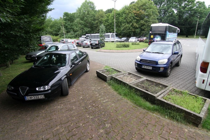 Wrocław: Połowa parkingu przy Mickiewicza zamknięta. Na pozostalej części brakuje miejsc (ZDJĘCIA)