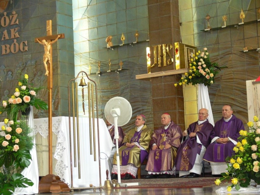 Ostatnie pożegnanie księdza Michała Józefczyka w kościele na Serbinowie   