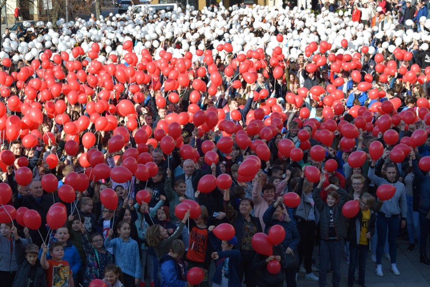 W Gorlicach jest dzisiaj biało-czerwono. Na płycie rynku powstała żywa flaga. Przyszły setki uczniów z biało-czerwonymi balonikami